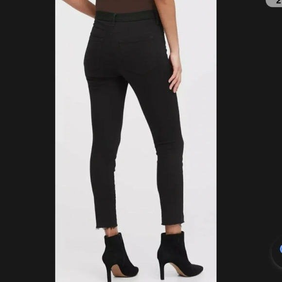 Size 26 banana republic black jeans with slightly distressed knee and raw hem - Picture 2 of 6